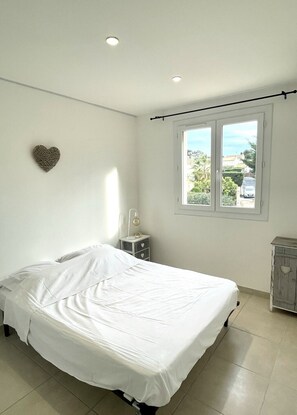 2 عدّة غرف نوم ومكواة/لوح كي وسرير سفر وواي فاي مجانًا