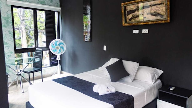 Habitación estándar doble | Ropa de cama de alta calidad, edredones de plumas, escritorio