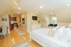 5 bedrooms, desk, iron/ironing board, travel crib