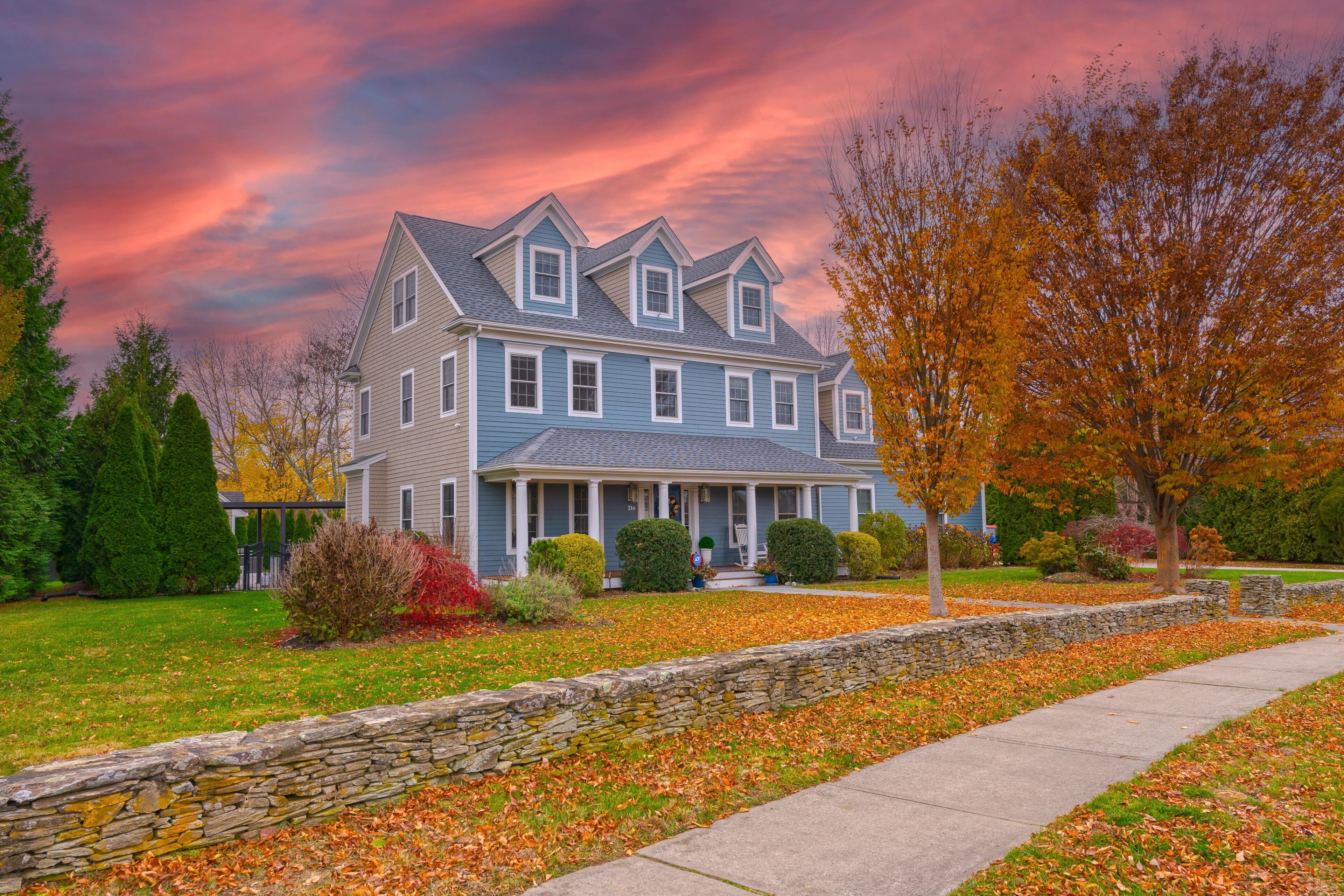 Executive home w/pool nearby Newport & beaches