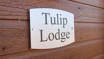 Un letrero de madera con el texto 'Tulip Lodge'.