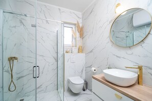 Dusj, hårføner og håndklær