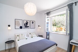 2 quartos, ferros/tábuas de passar roupa, acesso à internet