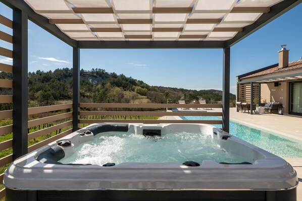 Outdoor spa tub