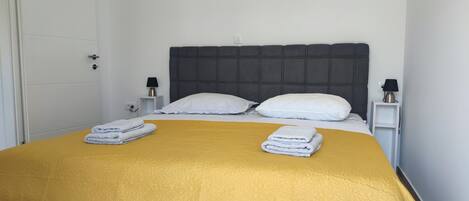 2 Schlafzimmer, BĂŒgeleisen/BĂŒgelbrett, Internetzugang, BettwĂ€sche