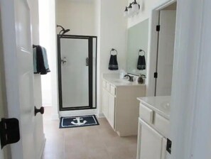 Towels, soap, shampoo, toilet paper - 🌊 Crystal 🌊 Blue Beach House at Colonial Beach (Colonial Beach)