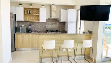 Classic Room, 2 Bedrooms, Partial Ocean View | Private kitchen