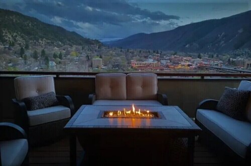 Best Views in Glenwood Springs Hot Tub & Game Room