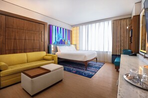 Ylelliset vuodevaatteet, tallelokero huoneessa, työpöytä, pimennysverhot