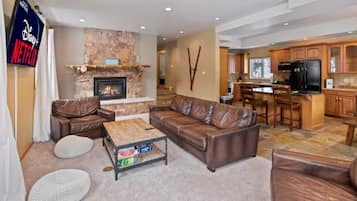 Smart TV, chimenea, videojuegos y libros