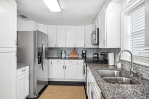 Fridge, microwave, oven, stovetop - Steps to Beach! |Sleeps 11!| Summer Ready! (Panama City)