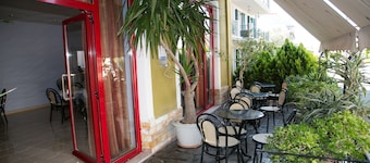 Petania Hotel & Apartments