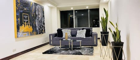 ベーシック アパートメント | リビング エリア | 55 インチの薄型テレビ (デジタル放送視聴可)、テレビ