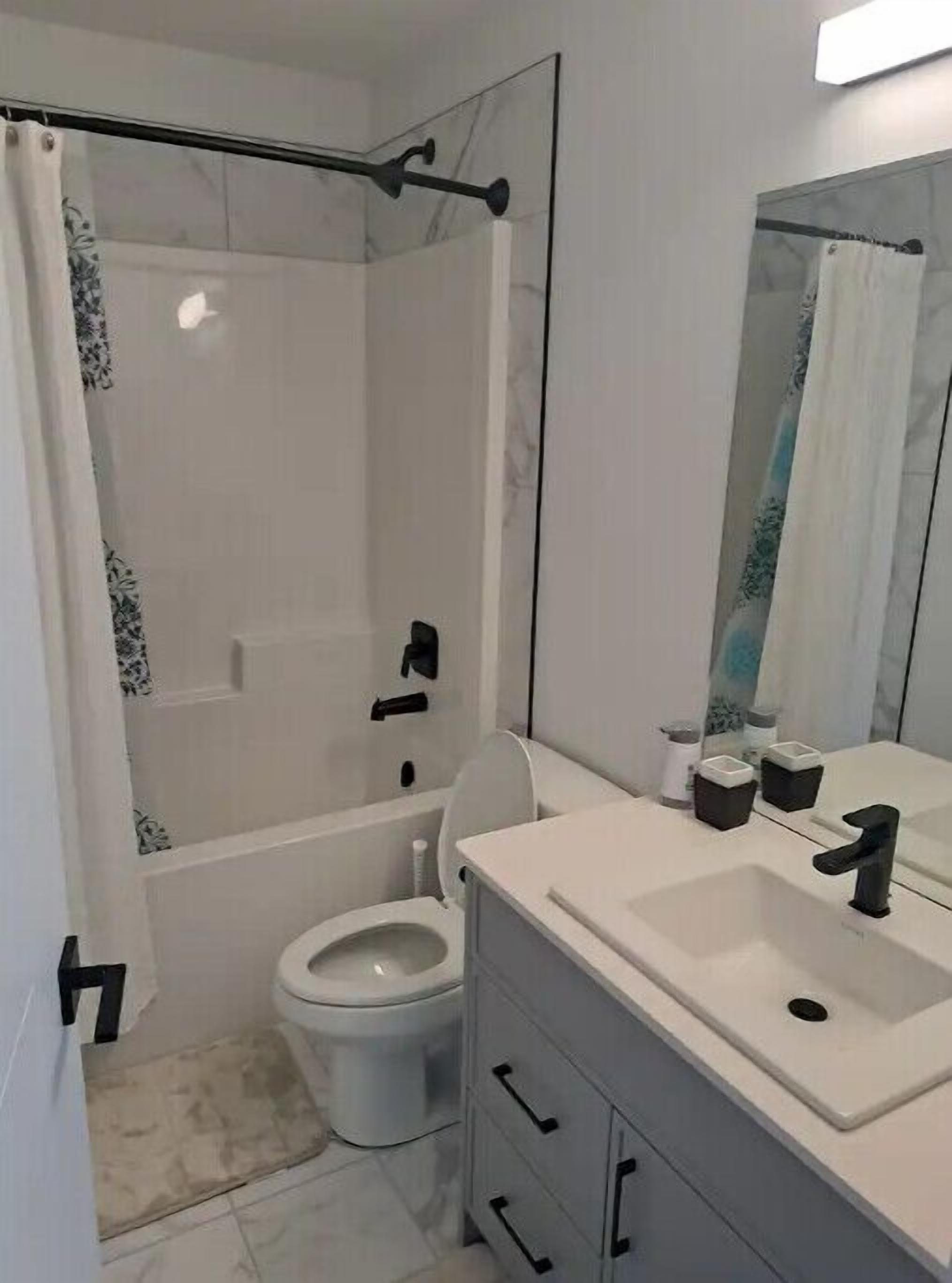 Comfortable 3 BRMs 2.5 BTH Home & garage parking