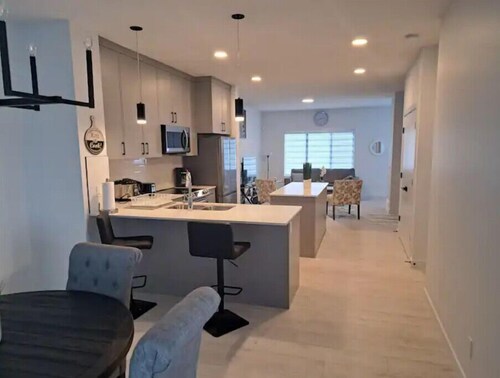 Comfortable 3 BRMs 2.5 BTH Home & garage parking