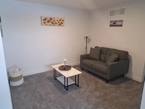 Comfortable 3 BRMs 2.5 BTH Home & garage parking