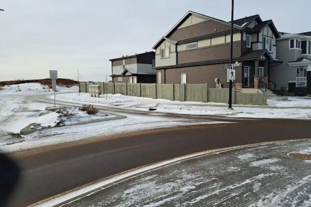 Comfortable 3 BRMs 2.5 BTH Home & garage parking