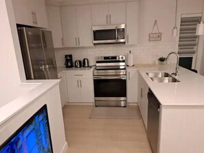 Refrigerador, microondas, horno y parrilla de estufa 
