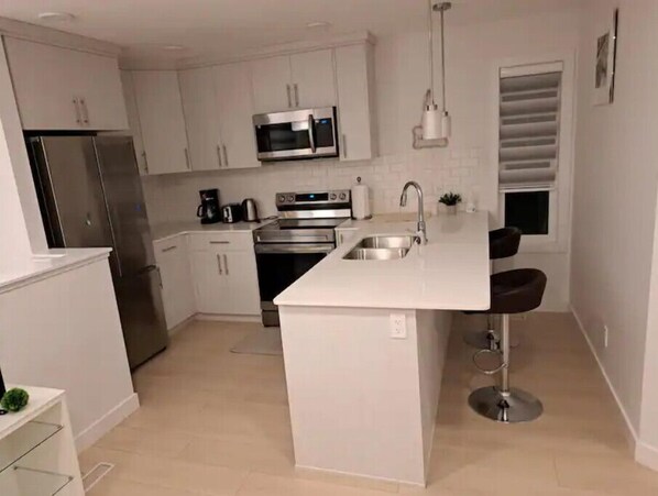 Refrigerador, microondas, horno y parrilla de estufa 