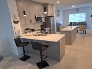 Private kitchen - Comfortable 2 Queen BRMs 1.5 BTH & Garage Parking (Edmonton)