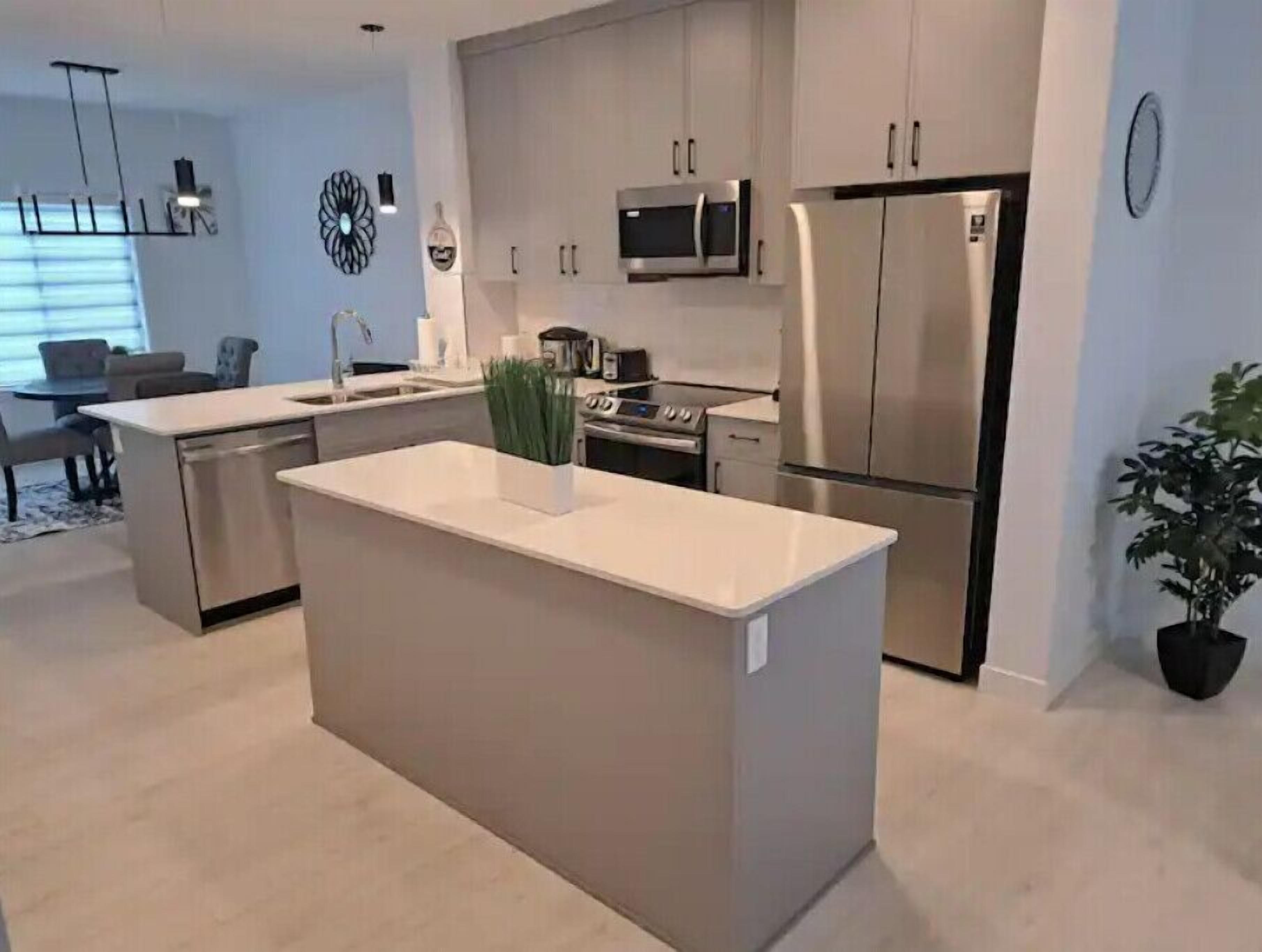 Comfortable 2 Queen BRMs 1.5 BTH & Garage Parking