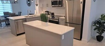 1 King & 1 Queen 2 BRMS 2.5 BATHS & Garage Parking