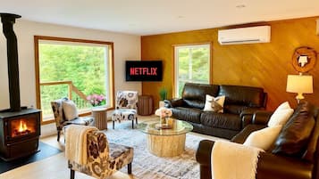 TV connectée, cheminée, jeux vidéo, baby-foot