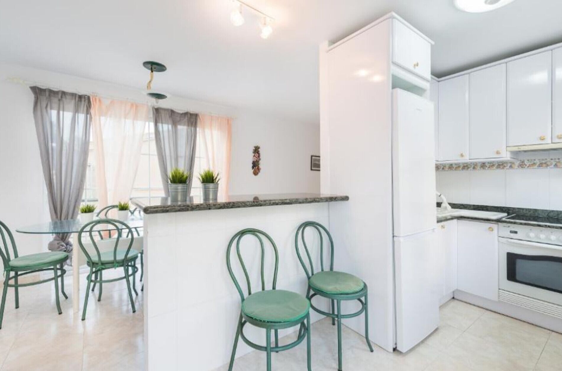 Réfrigérateur, four à micro-ondes, un four, lave-vaisselle