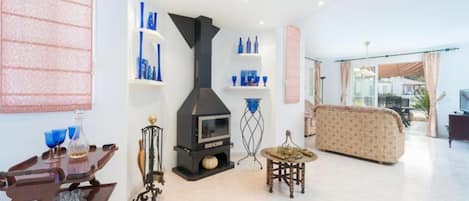 TV, fireplace