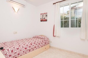 3 slaapkamers, een strijkplank/strijkijzer, gratis wifi, beddengoed