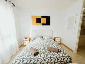 2 bedrooms, desk, iron/ironing board, WiFi