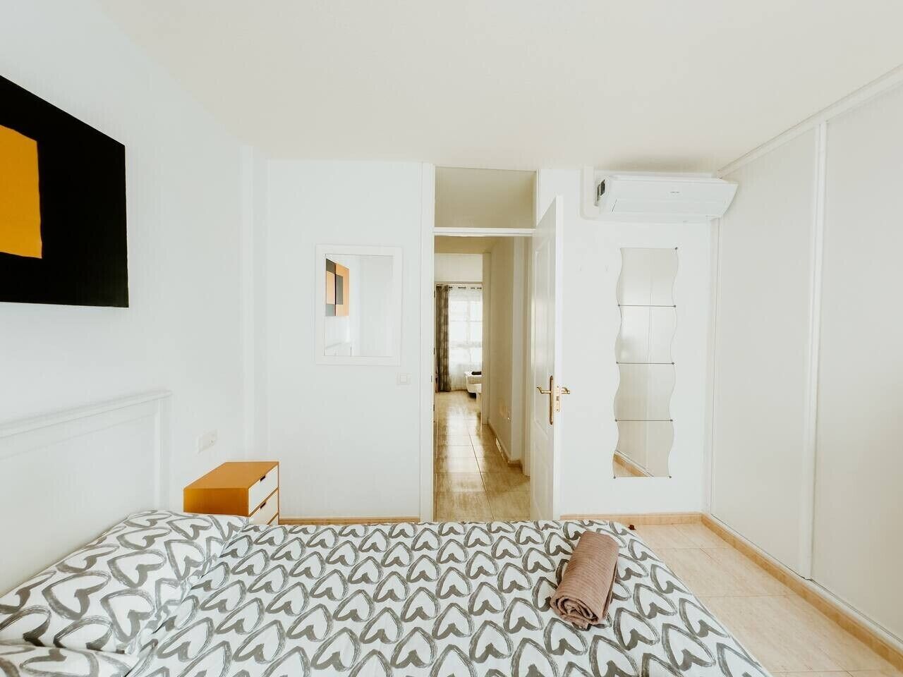 Escritorio, tabla de planchar con plancha, wifi y ropa de cama