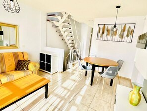 TV - Spacious 2 Bedroom Golden Apartment (Callao Salvaje)