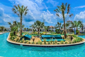 Alberca al aire libre y alberca climatizada