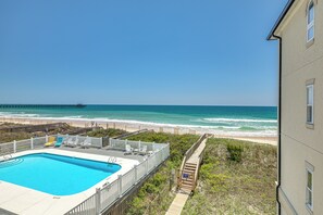 Une piscine avec vue sur la plage et l’océan.
