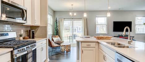 Fridge, microwave, stovetop, dishwasher
