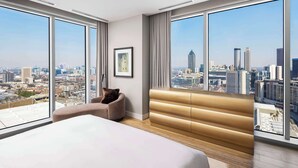 A modern hotel room with large windows, a bed, a seating area, and a city view. - Signia By Hilton Atlanta Georgia World Congress Center (Atlanta)