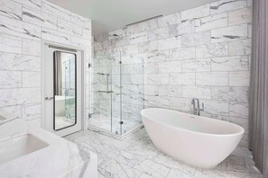 Club Room, Multiple Beds (Hearing) | Bathroom | Hair dryer, towels, soap, shampoo