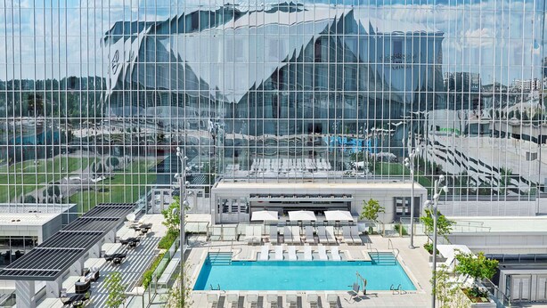 A rooftop pool area with lounge chairs and a swimming pool, surrounded by modern architecture. - Signia By Hilton Atlanta Georgia World Congress Center (Atlanta)