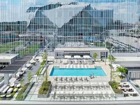 Seasonal outdoor pool, pool umbrellas, sun loungers