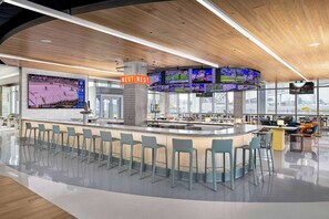 5 Bars/Lounges, Sportbar, Cocktailbar