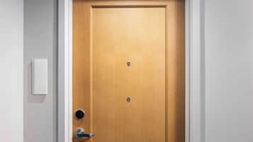 Una porta di legno chiusa con maniglia e serratura.