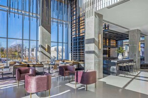 5 bars/lounges, sports bar, cocktail bar