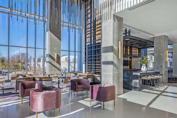 5 bars/lounges, sports bar, cocktail bar