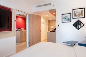 In-room safe, individually decorated, laptop workspace - Hampton By Hilton Budapest City Centre (Budapest)