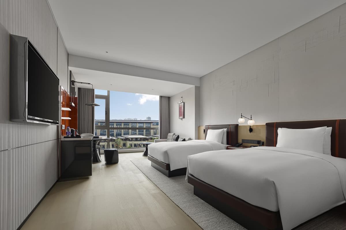 Deluxe Room, 2 Twin Beds | Premium bedding, down comforters, Select Comfort beds, minibar