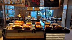 A buffet with various food items and a modern interior design. - Doubletree By Hilton Cangnan (Wenzhou)