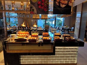 Sarapan prasmanan setiap hari (CNY 100 per orang)