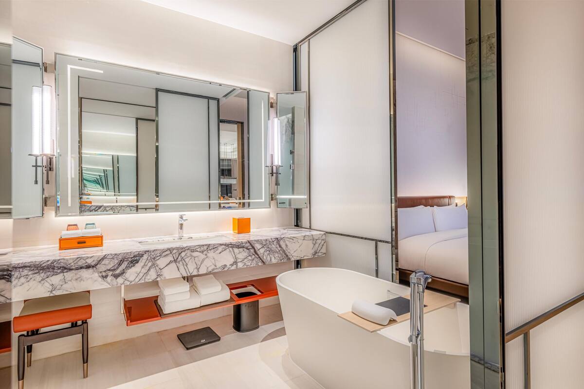 Premium Suite, 1 King Bed | Bathroom