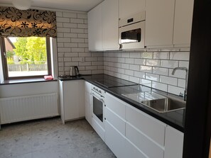 Full-size fridge, microwave, oven, stovetop - Rum på Österlen (Sankt Olof)